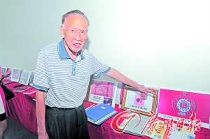 屈干臣展示他的珍贵藏品。 广州日报记者李波摄