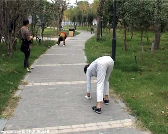  郑州市民爬行锻炼 场面壮观 医生称有效|爬行|锻