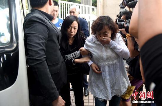 10月22日，怀疑被袭击致死的内地游客苗春起的妻子（中）、女儿（左）、女婿等家属，在香港葵涌殓房办理认领遗体手续。中新社记者 张宇 摄