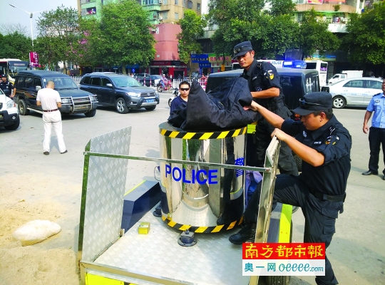 特警队员将手榴弹放入专门的防爆装置中运走。通讯员供图