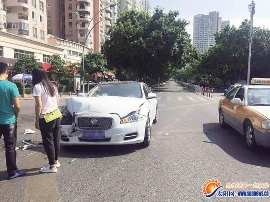 捷豹与公交车碰撞遭“毁容” 车前升腾起白烟