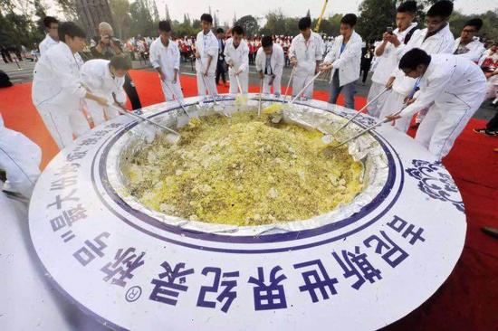 10月23日，扬州4192公斤重的“最大份炒饭”刷新吉尼斯世界纪录。