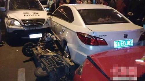 南京警车避行人致7车连撞 检测显示非酒驾