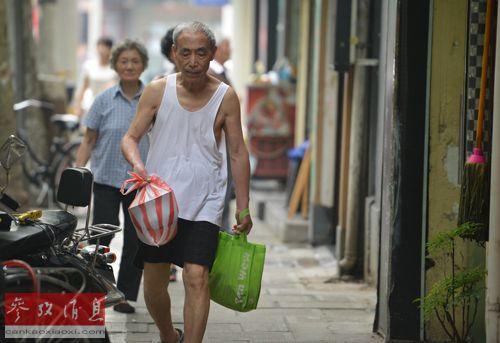 近年来,老人晚年孤独问题已引起中国政府高度关注,经修订的《老年人权益保障法》自7月1日正式实施。图为