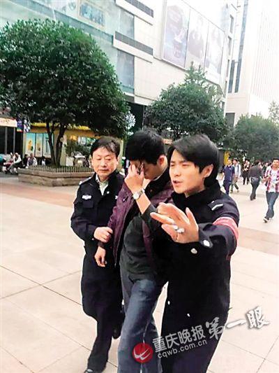 民警将偷拍者带至派出所询问偷拍男子