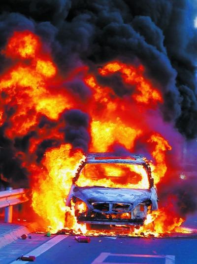 北京望京桥一别克车自燃烧成空壳司机未伤(图)