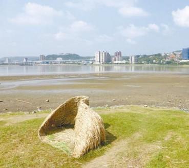 作品虽在台风过后作品略遭破坏，但依然能够修复，却被市府当成垃圾铲平。