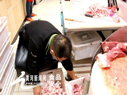 太原永辉超市熟肉区苍蝇乱飞 食品安全状况堪