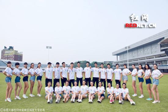 (图为同学们在学校体育场上拍照。)