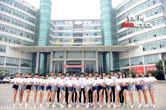 (礼模大赛所有进入决赛的选手在学校图书馆前留影。)