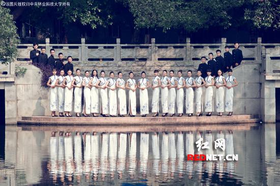 (中南林科大女神男神拍旗袍写真照,优雅动人,中国味儿浓厚。)