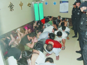 图为该团伙成员被抓获现场。通讯员供图