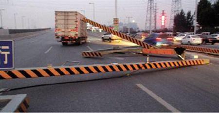 货车违规上高架撞塌限高杆 司机险被砸死