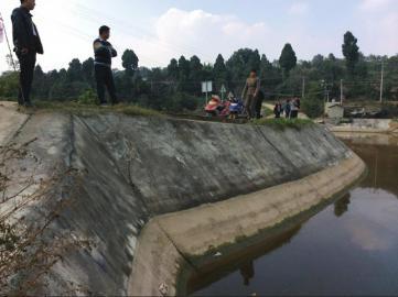 导致4人溺亡的悲剧，就发生在绵阳市游仙区忠兴镇双龙村8社的这个堰塘里。