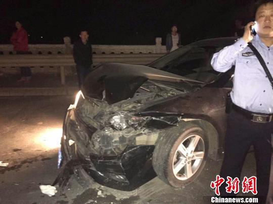 湖北荆门两涉恶团伙街头开车对撞