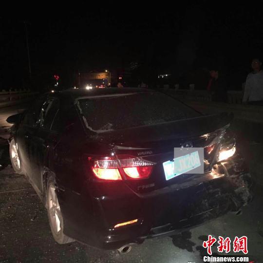 湖北荆门两涉恶团伙街头开车对撞(图)