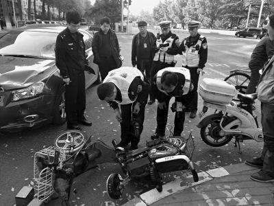 北京一电动车与轿车相撞骑车女子受伤严重(图)