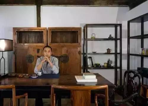 客厅西面是书房