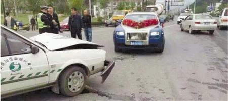 劳斯莱斯撞普桑负全责豪车司机猛抽对方耳光(图)