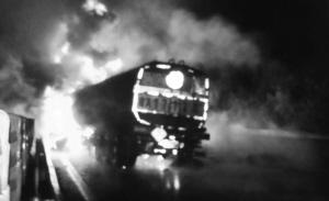 长春一30吨油罐车追尾起火31辆消防车参与救援