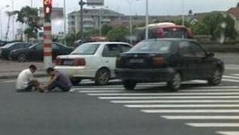  下车查看追尾被撞  二次车祸造成2死3伤_新浪汽