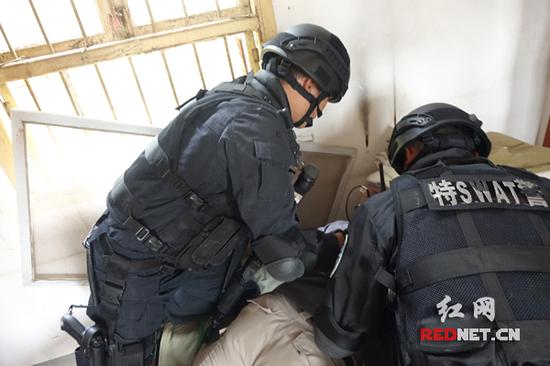 模拟抓捕“劫匪”。