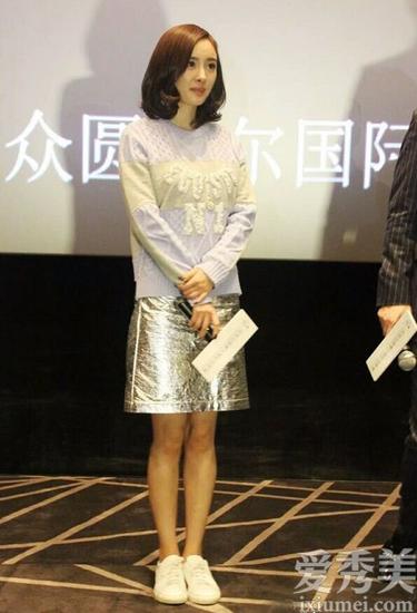 杨幂近来时髦穿搭越来越美