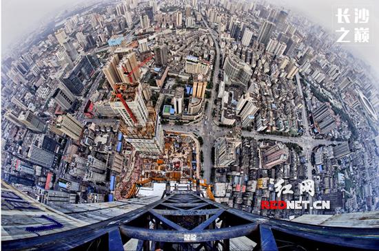 长沙在建最高楼上俯瞰长沙国际金融中心在建工地,柑子园和湖南省人民医院。