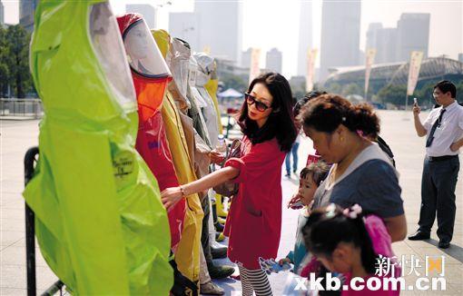 ■活动现场展示了12种不同的消防服。