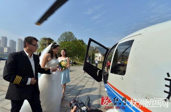 新郎开着飞机将新娘接到饭店，羡煞旁人  记者 张媛 摄2