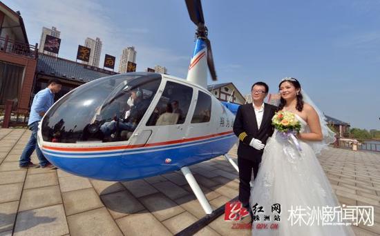新郎开着飞机将新娘接到饭店，羡煞旁人  记者 张媛 摄3