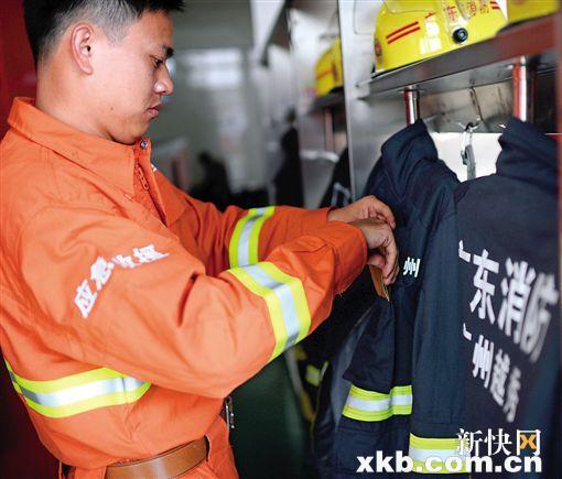■曾庭民把遗书放进战斗服口袋中。