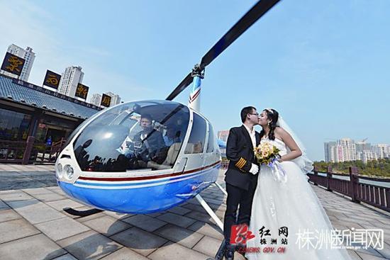 新郎开着飞机将新娘接到饭店，羡煞旁人  记者 张媛 摄
