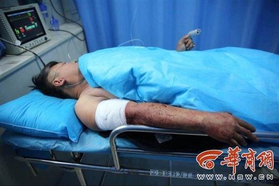 嫌前车慢 男子捅伤司机 9岁女孩:别杀我爸爸