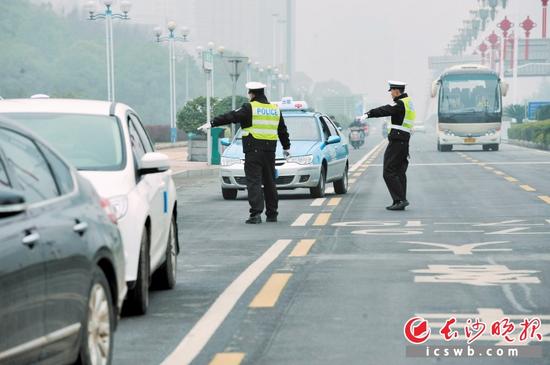 岳麓区交警大队民警对占用公交车专用道的车辆进行查处。 长沙晚报记者 小刘军 摄