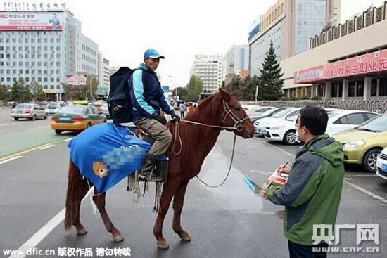 呼和浩特电动三轮车禁行致快件延误快递员骑马送