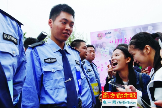 禅城公安举行相亲大会 辅警帅哥迷倒女青年_佛