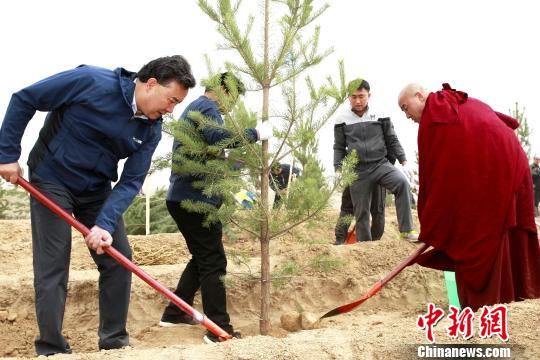图为青海省海东市党政领导与宗教界人士一起参加植树造林“大会战”。 张添福 摄