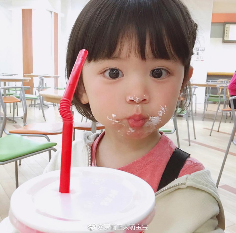 化妆女子抱娃猜成语_看图猜成语