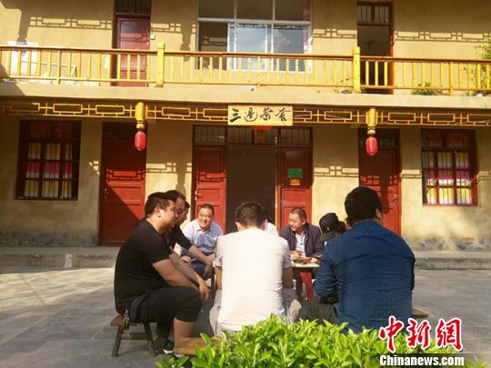 近日,甘肃陇南市武都区余家河村的农民为了“搭乘”旅游热,新开了具有当地特色的农家茶社。 闫姣 摄
