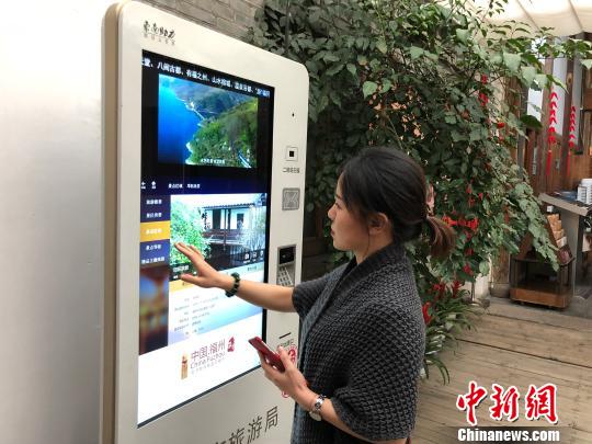 只要滑动手指,游客便可以在智慧旅游查询机上获取自己需要的信息,包括三坊七巷的特色美食、酒店住宿、线路推荐、景区门票等等。 闫旭 摄