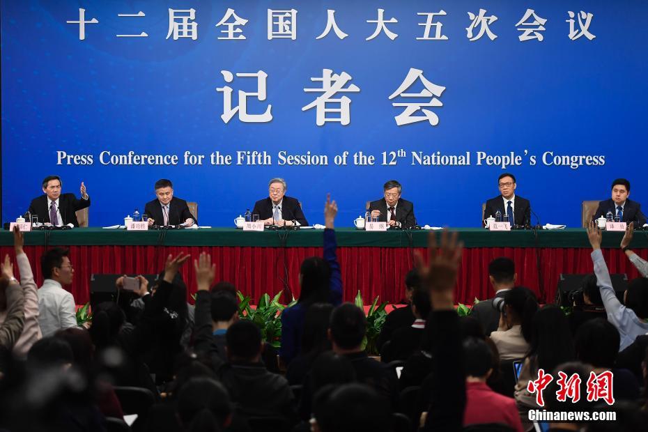 航空公司乘务长吕艳李岩