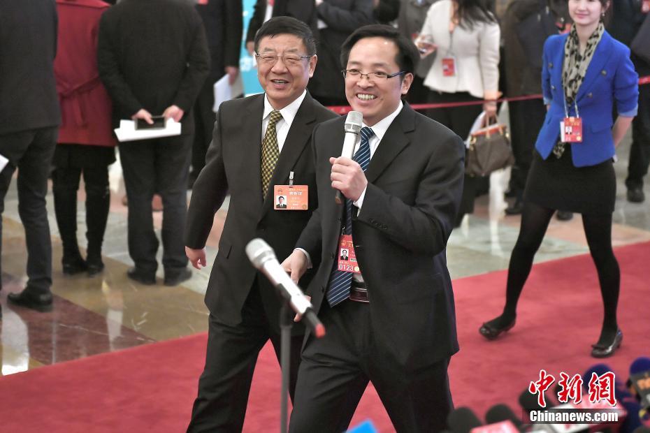 看国产黄色在农树妇女在大树林卖淫