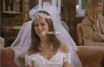 魅魔被当众调教扒开屁股抽打