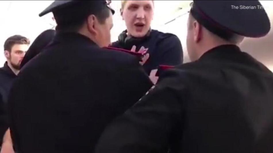 韩国大尺度边吃胸边摸