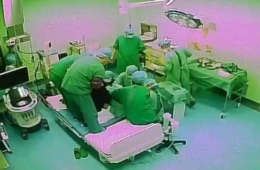 公交车上扒开腿做爰