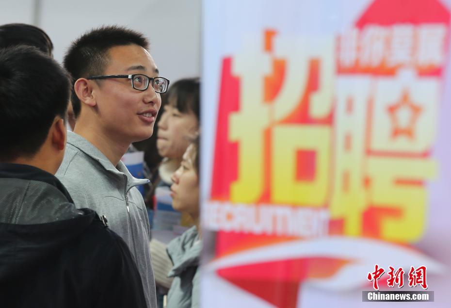 表妺洗澡让我进去摸她奶