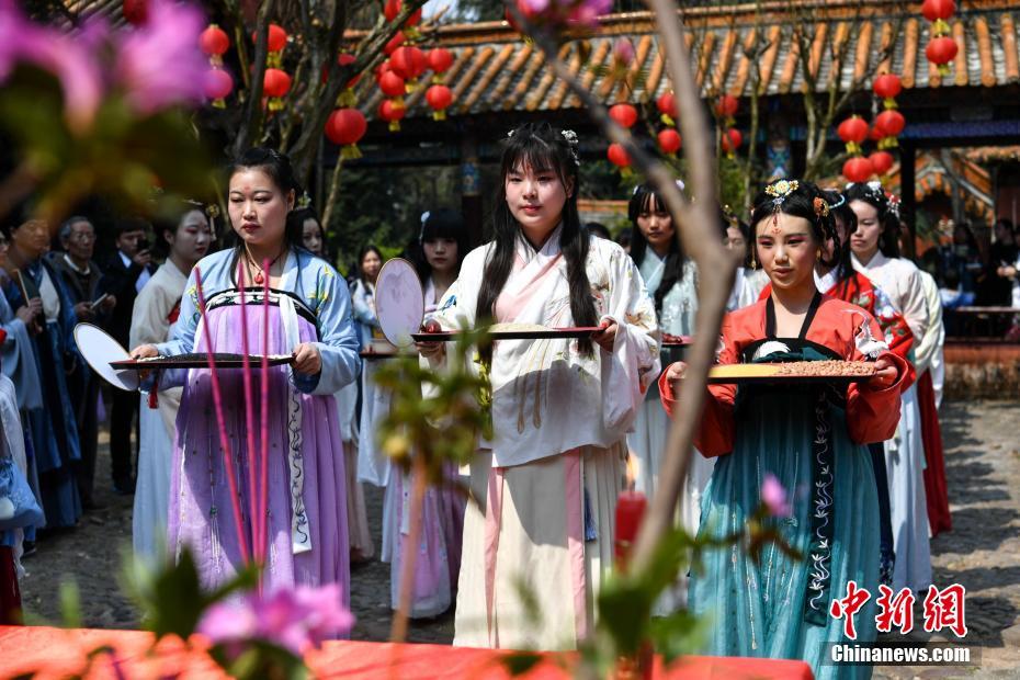 魅魔被当众调教扒开屁股抽打