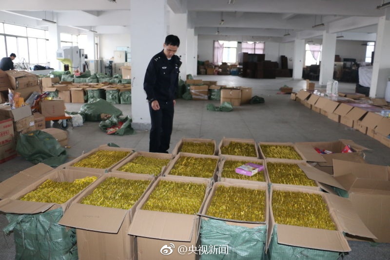 摸胸摸屁股网站