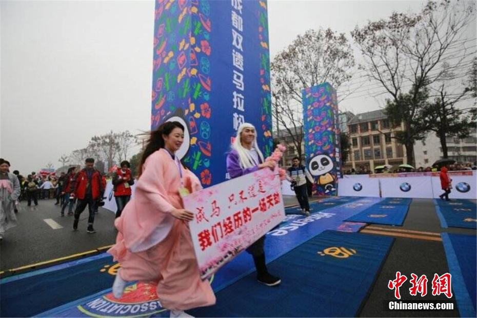美女扒秘 露出奶头猛亲